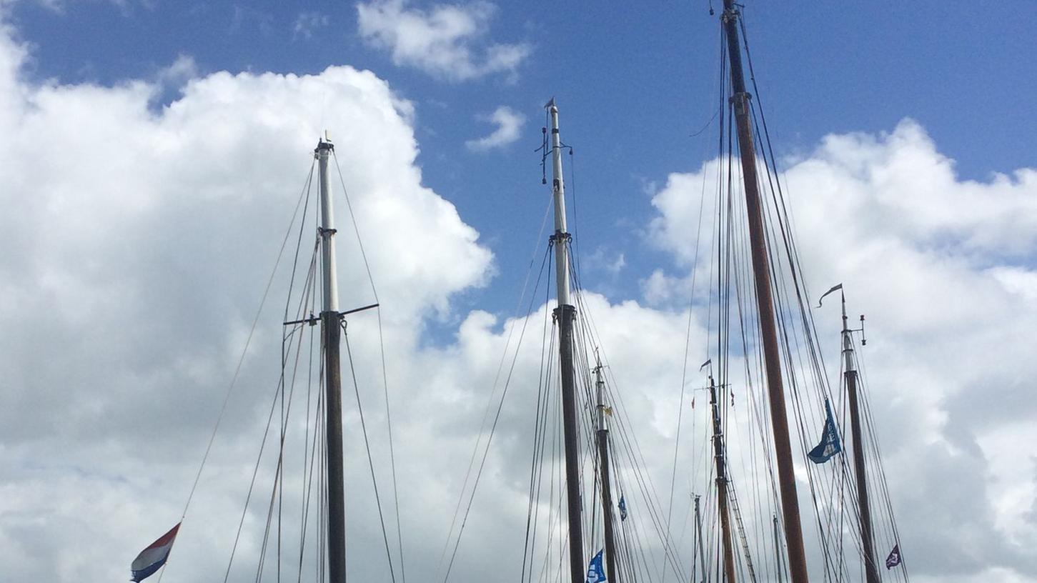 Historische Segelschiffe der sogenannten braunen Flotte der Niederlande: wie eine Kontrolle zeigte, sind viele von ihnen ohne gültige Papiere unterwegs.