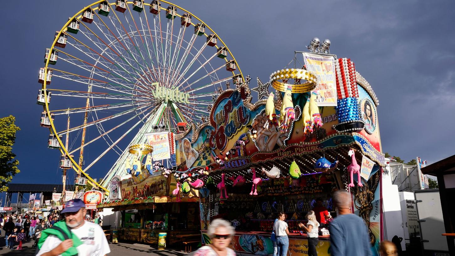 Nach zweijähriger Corona-Zwangspause erwartet die pfälzische Kommune Bad Dürkheim bis zum 19. September wieder mehr als 600 000 Menschen. Das Spektakel gilt als größtes Weinfest der Welt. Nach zweijähriger Corona-Zwangspause erwartet die pfälzische Kommune Bad Dürkheim bis zum 19. September wieder mehr als 600 000 Menschen. Das Spektakel gilt als größtes Weinfest der Welt.
