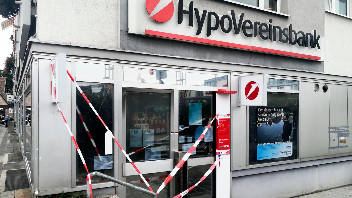 In der Nacht zum Freitag haben Unbekannte versucht, einen Geldautomaten in der Hypovereinsbank in Nürnberg-Mögeldorf zu sprengen. In der Nacht zum Freitag haben Unbekannte versucht, einen Geldautomaten in der Hypovereinsbank in Nürnberg-Mögeldorf zu sprengen.