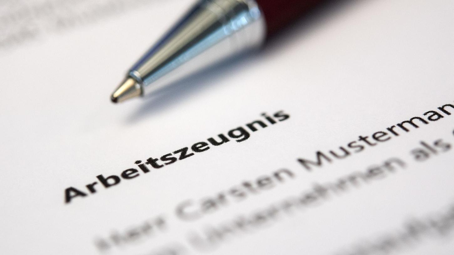 Muss zwar gewisse Formalien erfüllen, eine Schlussformel zählt allerdings nicht dazu: Das gilt für das qualifizierte Arbeitszeugnis. Muss zwar gewisse Formalien erfüllen, eine Schlussformel zählt allerdings nicht dazu: Das gilt für das qualifizierte Arbeitszeugnis.
