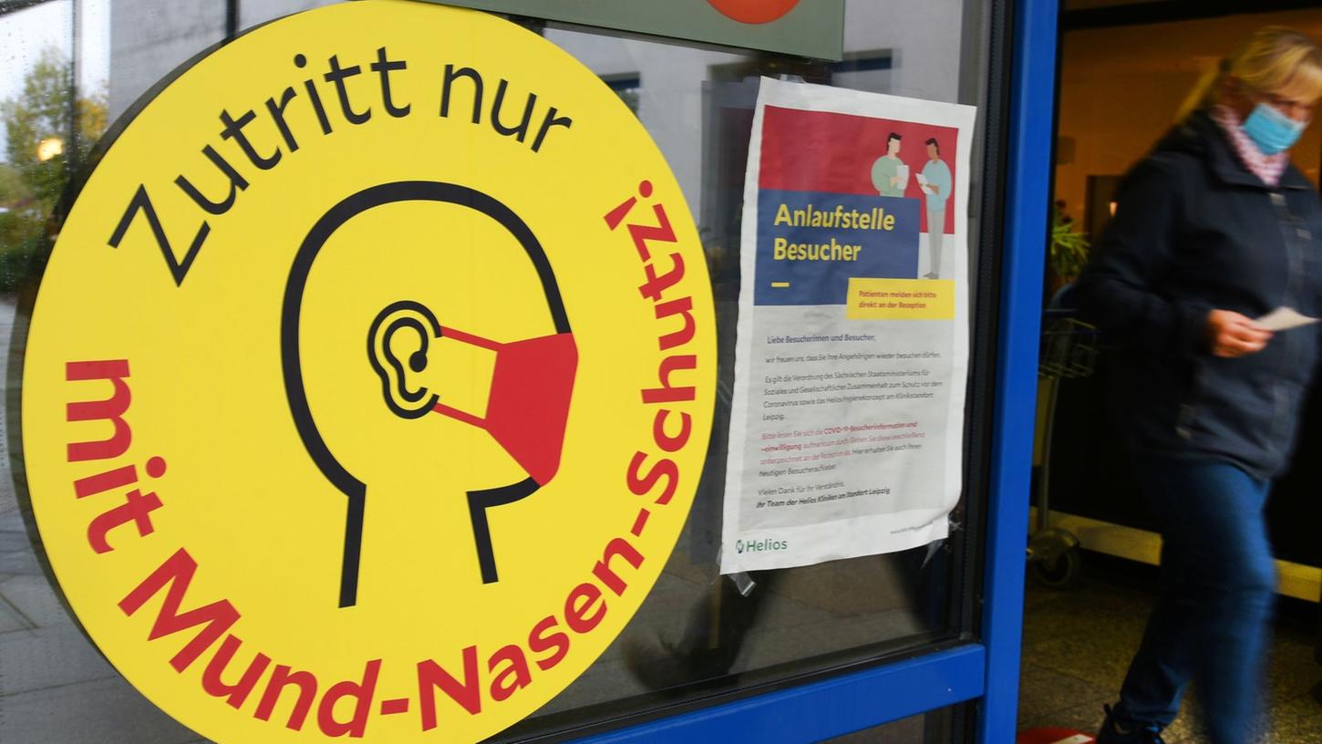 Der Bundesrat hat neue Corona-Schutzauflagen für Herbst und Winter beschlossen. Bundesweit eingeführt werden mit dem Beschluss vom Freitag unter anderem Maskenpflichten in Kliniken, Pflegeheimen und Arztpraxen. Der Bundesrat hat neue Corona-Schutzauflagen für Herbst und Winter beschlossen. Bundesweit eingeführt werden mit dem Beschluss vom Freitag unter anderem Maskenpflichten in Kliniken, Pflegeheimen und Arztpraxen.