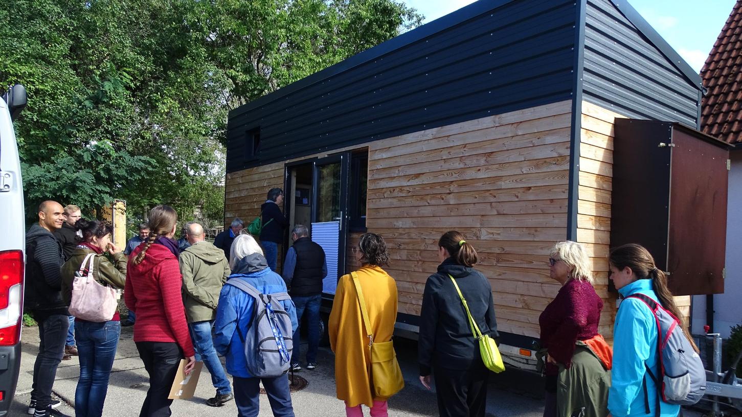 Jeder wollte mal rein schauen und überlegen, ob das eine Alternative zum herkömmlichen Wohnen sein könnte. Das Interesse am Tiny-House-Konzept war groß an diesem Tag.
Jeder wollte mal rein schauen und überlegen, ob das eine Alternative zum herkömmlichen Wohnen sein könnte. Das Interesse am Tiny-House-Konzept war groß an diesem Tag.