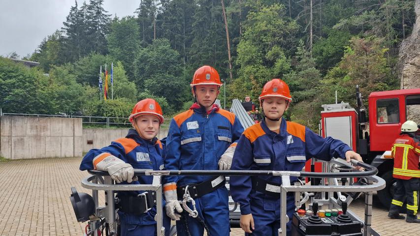 Der Feuerwehrnachwuchs im Korb der Drehleiter.  