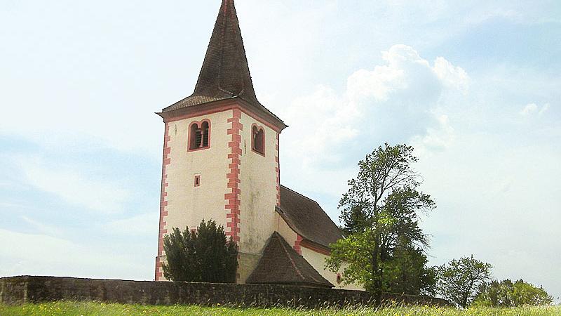 Die Johannes dem Täufer geweihte, evangelische Pfarrkirche Großbirkach ist eines der ältesten Gotteshäuser in Franken. Eine Besonderheit ist das „normannische“ Zickzackfries an der Einfassung des Seitenportals. Im Chorraum der Kirche befindet sich die wahrscheinlich älteste Steinplastik Frankens von 1030 n.Chr.