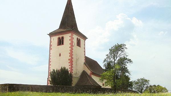Die Johannes dem Täufer geweihte, evangelische Pfarrkirche Großbirkach ist eines der ältesten Gotteshäuser in Franken. Eine Besonderheit ist das „normannische“ Zickzackfries an der Einfassung des Seitenportals. Im Chorraum der Kirche befindet sich die wahrscheinlich älteste Steinplastik Frankens von 1030 n.Chr.