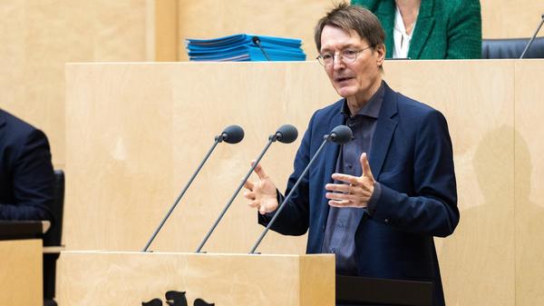 Bundesgesundheitsminister Karl Lauterbach spricht im Bundesrat zur Debatte zum COVID-19 Schutzgesetz mit den Corona-Reg