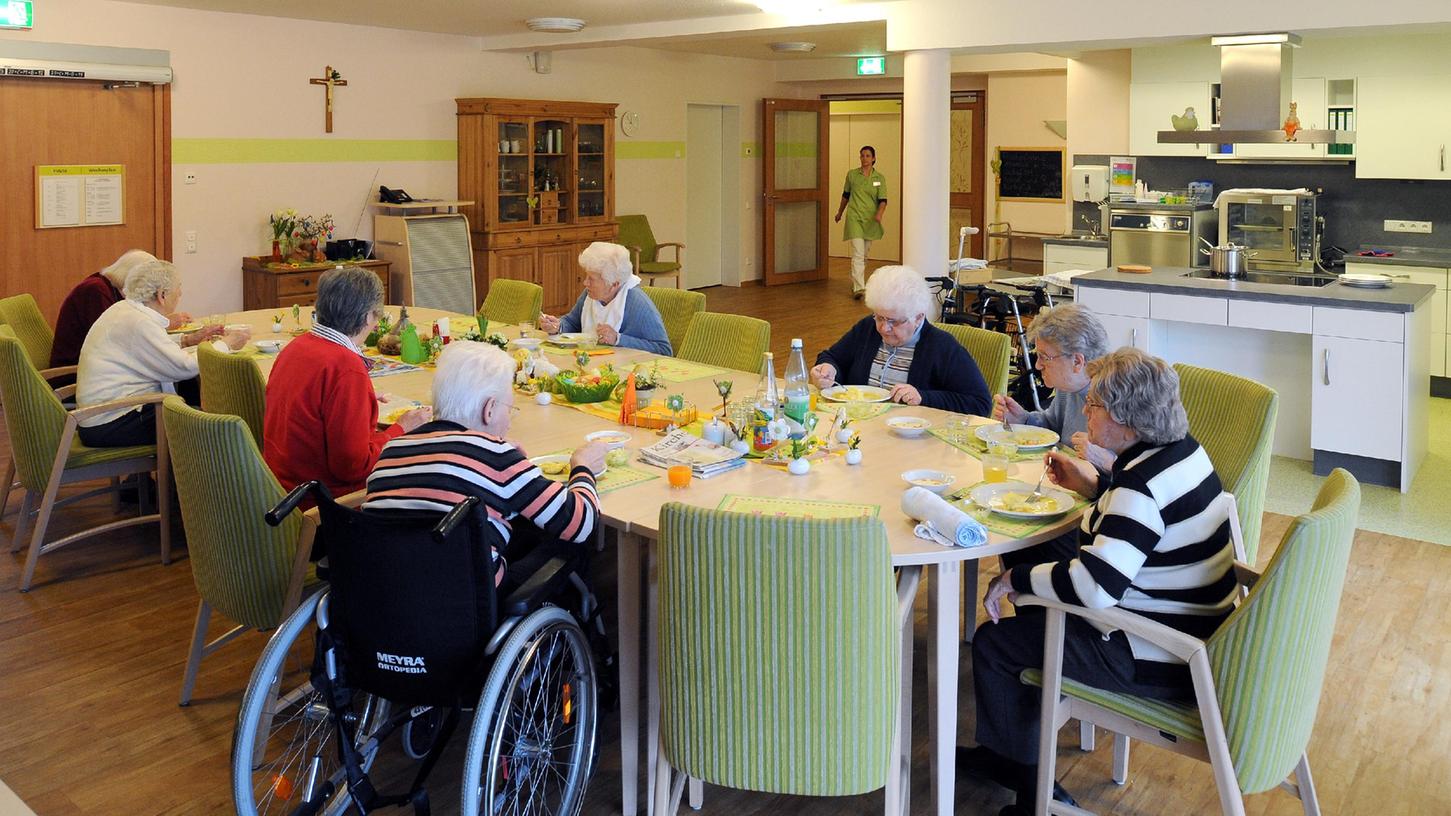 Bewohner eines Seniorenzentrums sitzen im Speisesaal zusammen. Auch die gestiegenen Kosten für Lebensmittel sorgen dafür, dass viele Pflegeeinrichtungen aktuell nicht mehr kostendeckend wirtschaften können. Bewohner eines Seniorenzentrums sitzen im Speisesaal zusammen. Auch die gestiegenen Kosten für Lebensmittel sorgen dafür, dass viele Pflegeeinrichtungen aktuell nicht mehr kostendeckend wirtschaften können.
