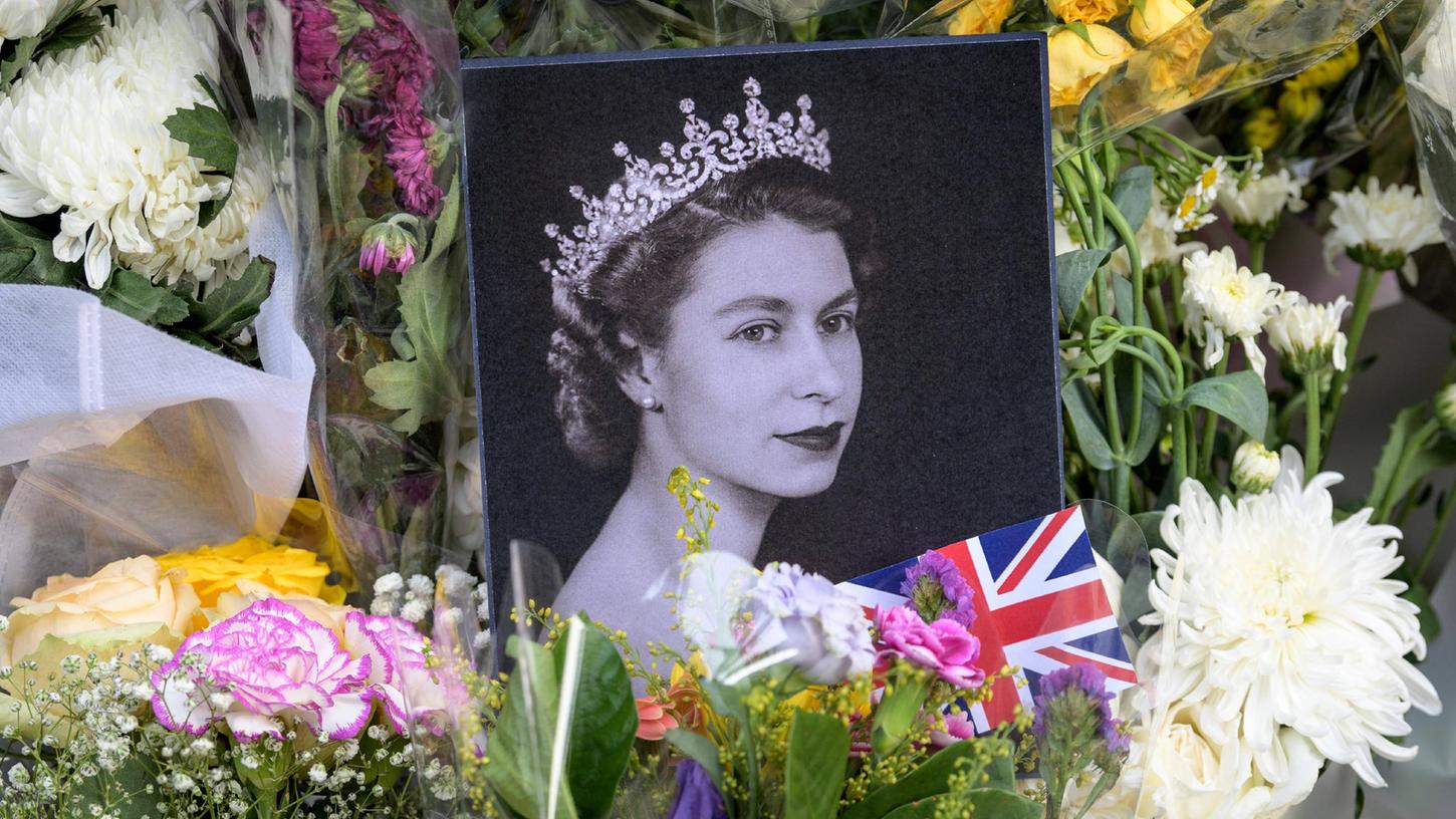Ein Foto der jungen Elizabeth II. in einem Meer aus Blumen: Die Anteilnahme am Tod der Queen ist immens – auch in Franken.  

