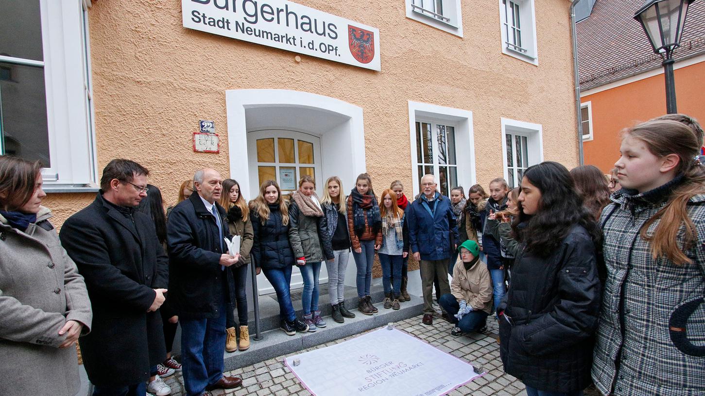 Reif für den Engagementpreis: In der Bürgerstiftung sind viele Aktivitäten gebündelt, hier ein Archivbild von der Bürgersteinverlegung.