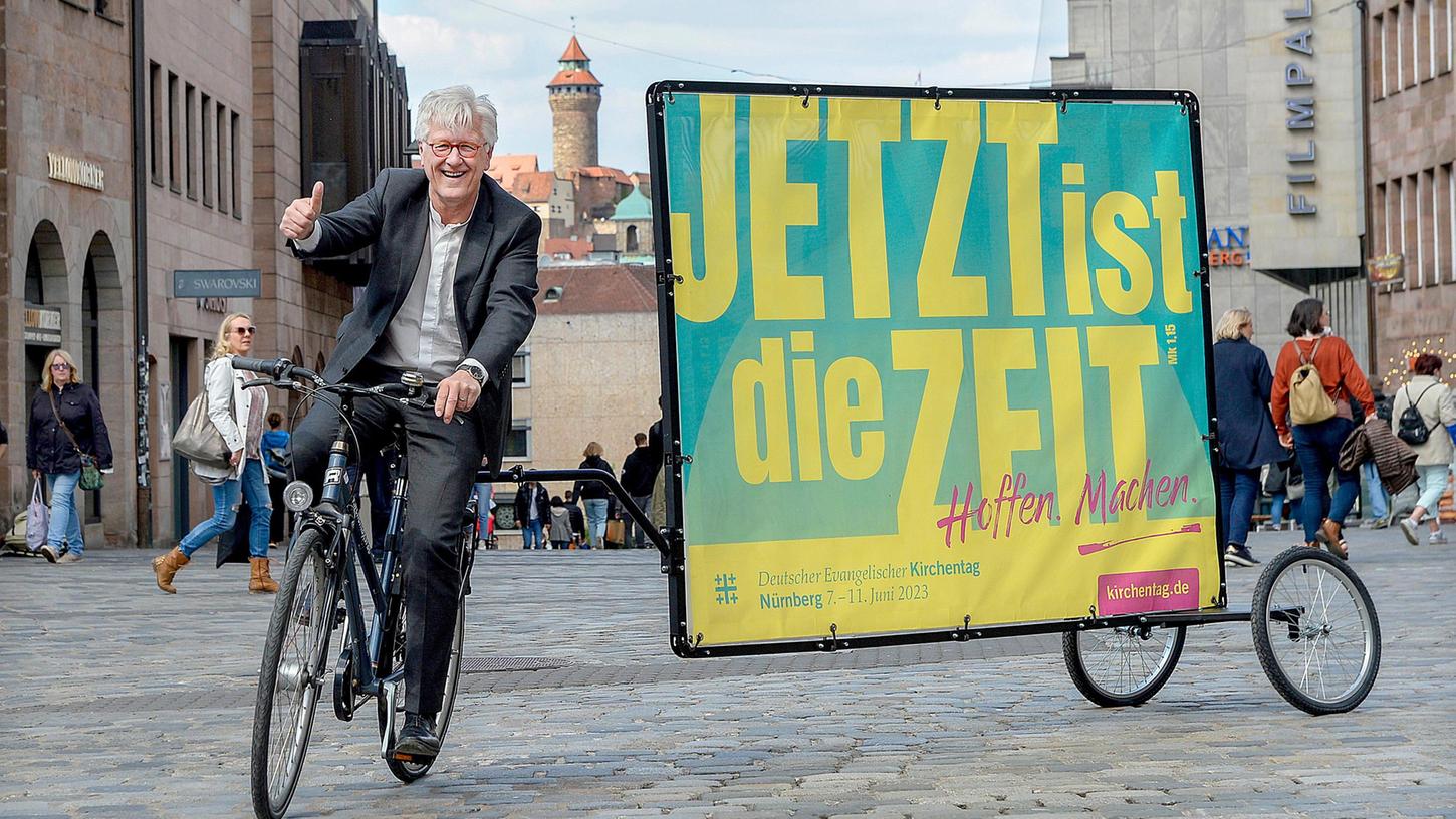 "Jetzt ist die Zeit" ist eigentlich das Motto für den nächsten Deutschen Evangelischen Kirchentag, der vom 7. bis 11. Juni 2023 in Nürnberg stattfindet. Doch es passt auch gut für den nun beginnenden Auswahlprozess für eine Nachfolgerin oder einen Nachfolger von Bayerns Landesbischof Heinrich Bedford-Strohm (hier auf dem Fahrrad).