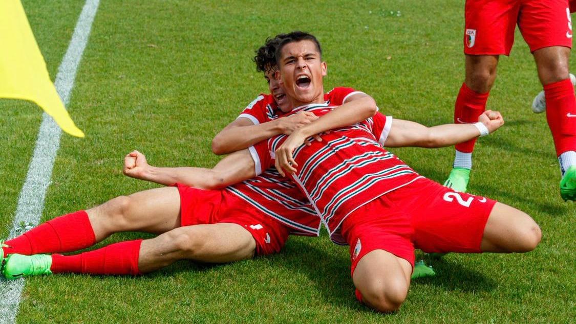 Jubelt schon wie die Großen: Lorenz Rachinger nach seinem ersten Tor in der U17-Bundesliga beim 1:0-Sieg seines FC Augsburg gegen die Stuttgarter Kickers.
Jubelt schon wie die Großen: Lorenz Rachinger nach seinem ersten Tor in der U17-Bundesliga beim 1:0-Sieg seines FC Augsburg gegen die Stuttgarter Kickers.