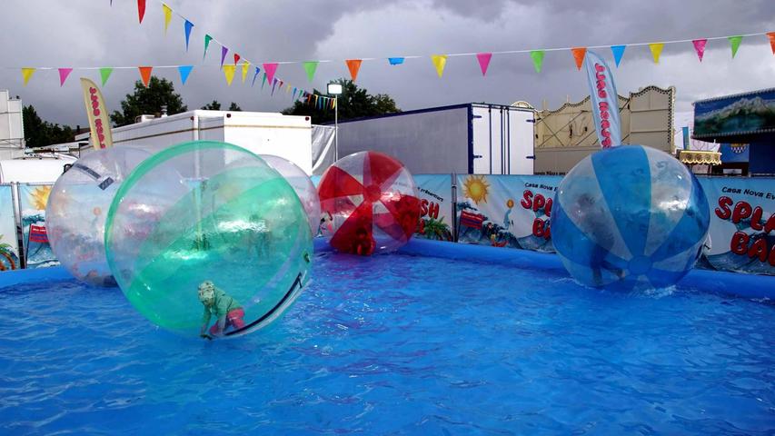 "Splash Ball": Vor allem die Kinder haben ihr Vergnügen, wenn sie in die Kugel gestiegen sind und nun das Gleichgewicht halten wollen.
 
