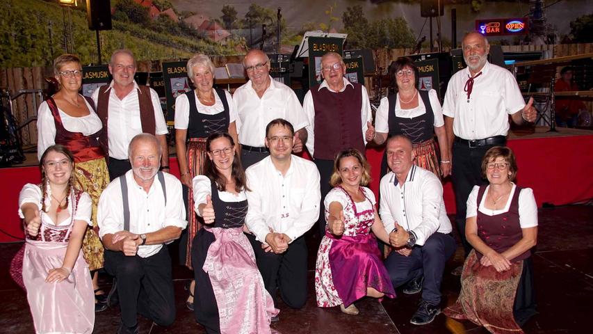Seit 1990 besteht die Gruppe der Geilsheimer Volkstanzfreunde. Sie wirkte nun beim Heimatabend im Regionalzelt auf der Kirchweih mit.
