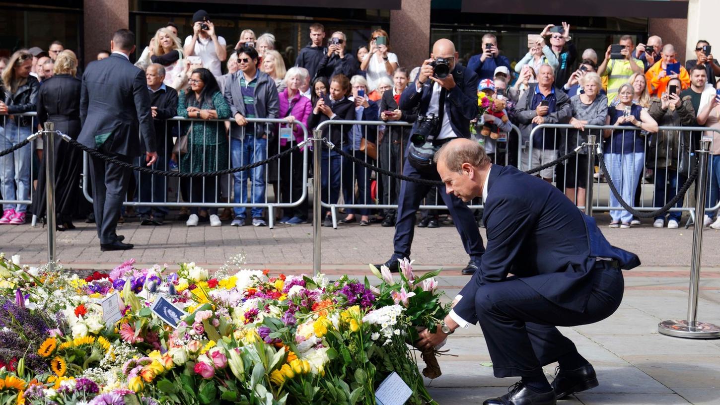 Prinz Edward legt nach dem Tod seiner Mutter einen Blumengruß nieder.