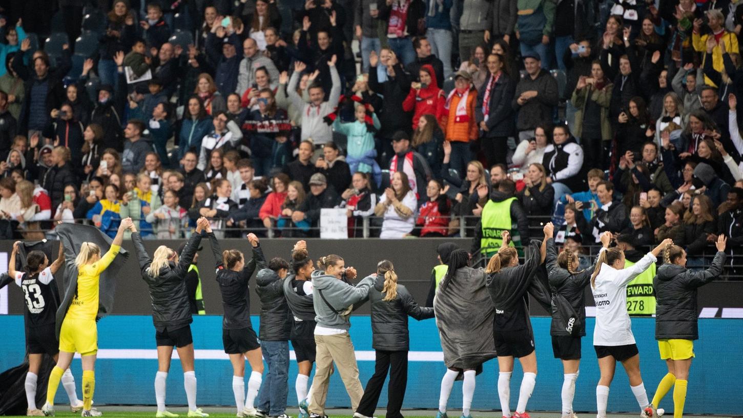Frankfurts Spielerinnen jubeln nach dem Spiel mit den Fans.