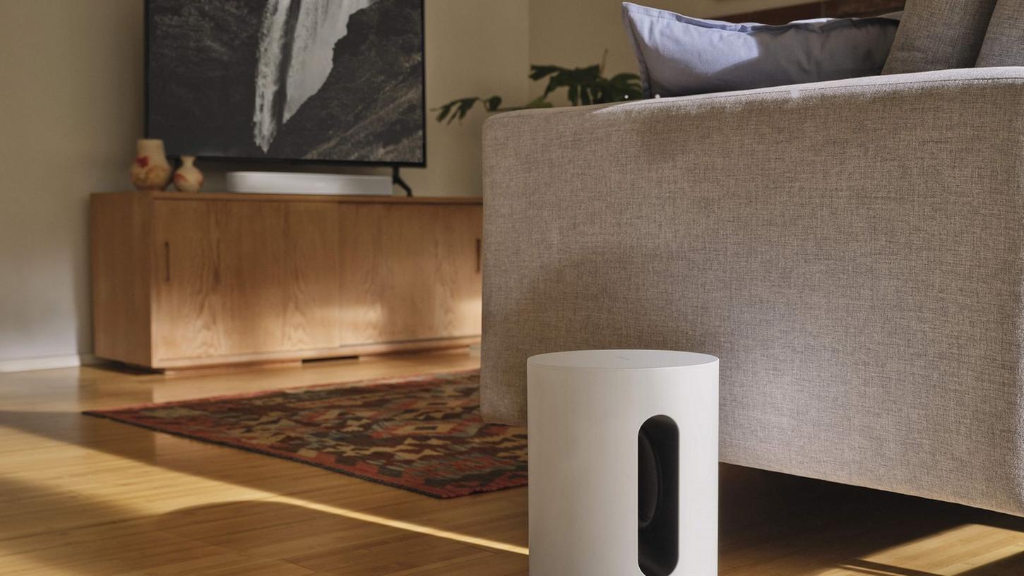 Achtung, keine Tonne zum Draufstellen oder Müll reinwerfen: Der Sonos Sub Mini (500 Euro) produziert ausschließlich Bass-Schallwellen. Achtung, keine Tonne zum Draufstellen oder Müll reinwerfen: Der Sonos Sub Mini (500 Euro) produziert ausschließlich Bass-Schallwellen.