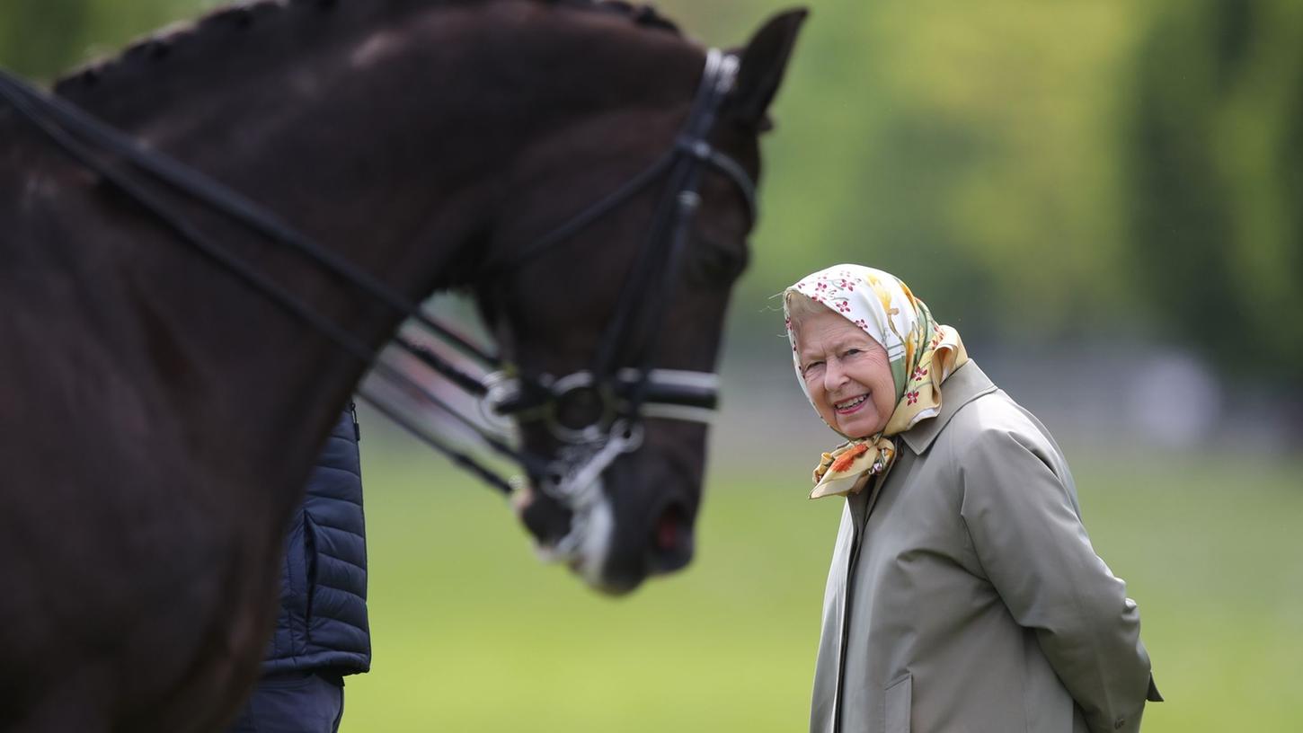 Die britische Königin Elizabeth II. betrachtet bei der Royal Windsor Horse Show ein Dressurpferd (2019).