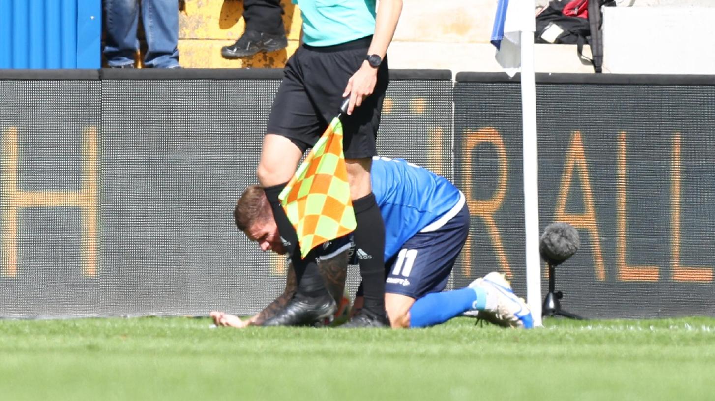 Die Szene, die noch finanzielle Folgen für den Club haben könnte: Ex-Nürnberger Tobias Kempe wird vor einem Eckball von einem Becher im Kopfbereich getroffen.