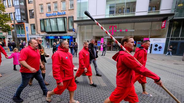 Auch die Teilnehmer des Fischerstechens marschierten mit.