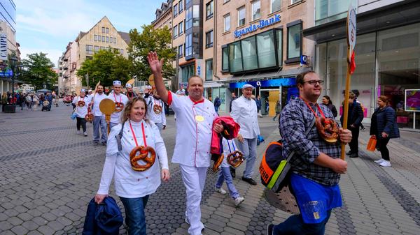 An den Riesenbrezen leicht zu erkennen: Die Nürnberger Bäckerinnung war auch dabei.