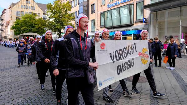 Vorsicht bissig: Die Wasserballsportler der "Barracudas" marschierten mit Bademützen mit.