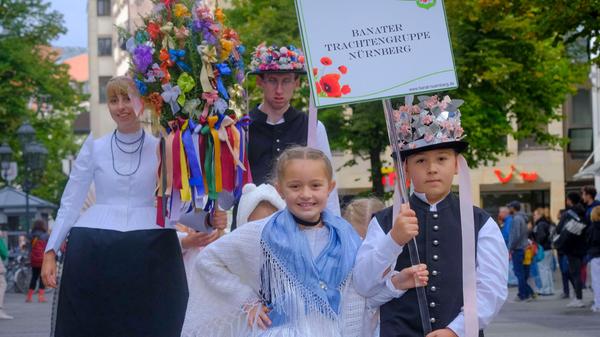 Ganz schön fesch: Bei den Banater Schwaben hat jedes Dorf seine eigene Tracht, die Männer tragen Blumen am Hut.