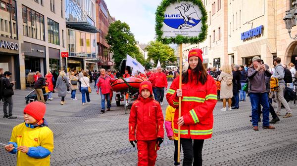Lebensretter am Start: Auch die DLRG war dabei.