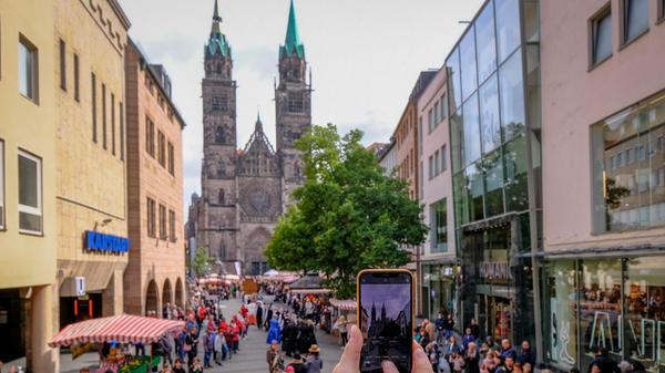 Der Umzug war ein beliebtes Fotomotiv - oder ging es hier eher um die Lorenzkirche?