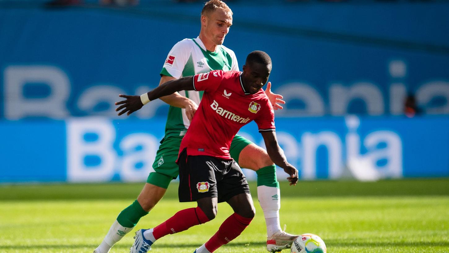 Bremens Amos Pieper (l) versucht Leverkusens Moussa Diaby vom Ball zu trennen. Bremens Amos Pieper (l) versucht Leverkusens Moussa Diaby vom Ball zu trennen.