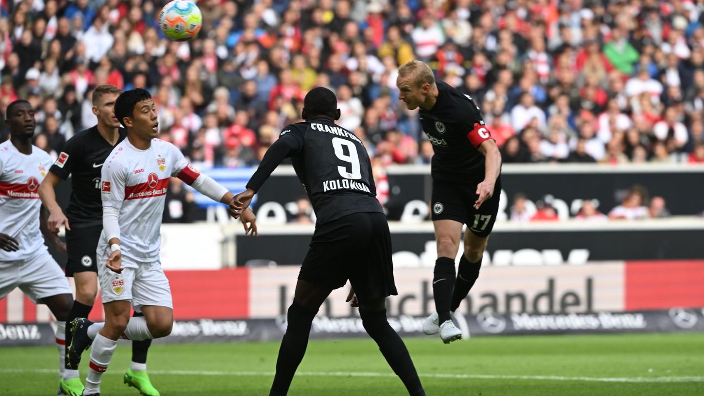 Frankfurts Sebastian Rode (r) sorgt per Kopfball für die 1:0-Führung. Frankfurts Sebastian Rode (r) sorgt per Kopfball für die 1:0-Führung.