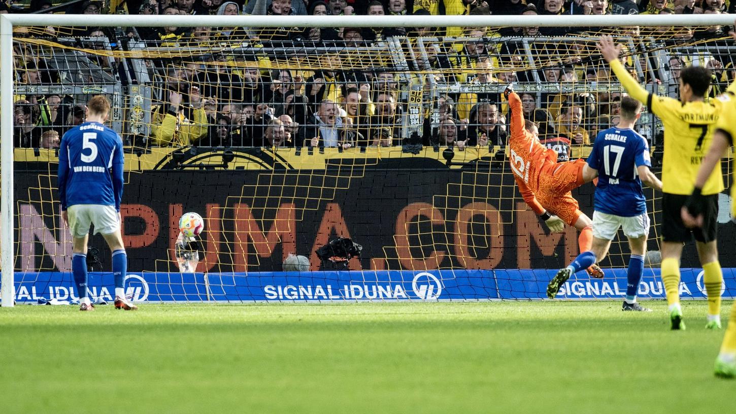 Der Ball fliegt zum Dortmunder 1:0 ins Schalker Tor.