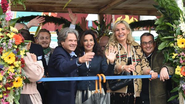 Auf ihn kommt es bei jeder Wiesn besonders an: Der Wirt des Käferzeltes, Michael Käfer (Zweiter von links), gemeinsam mit seiner Frau Clarissa beim Einzug der Wirte.