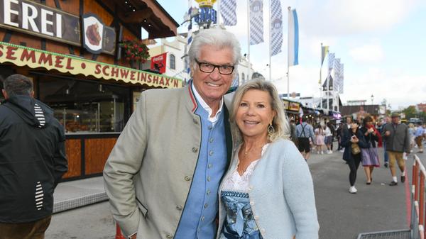 A bissl bayerische Folklore gefällig? Marianne und Michael, zwei Schlager-Legenden, beim Einzug der Wiesnwirte auf der Theresienwiese.
