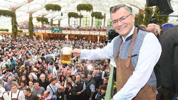 Wenn Fässer angestochen werden, sind Politiker nie weit. Hier hält der Leiter der Staatskanzlei, Florian Herrmann, den begehrten Gerstensaft in die Höhe.