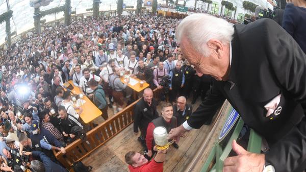 Er ist eine Legende auf der Wiesn, ein echtes Urgestein: Der Wirt des Hofbräu-Zeltes Günther Steinberg.