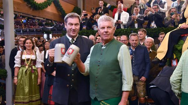 Für Ministerpräsident Markus Söder ist das Oktoberfest ein "Fest von Freude und Freiheit", sagte er am Samstag. Verbote gibt's nicht, dafür viel gute Laune. Hier steht er gemeinsam mit Münchens Oberbürgermeister Dieter Reiter.