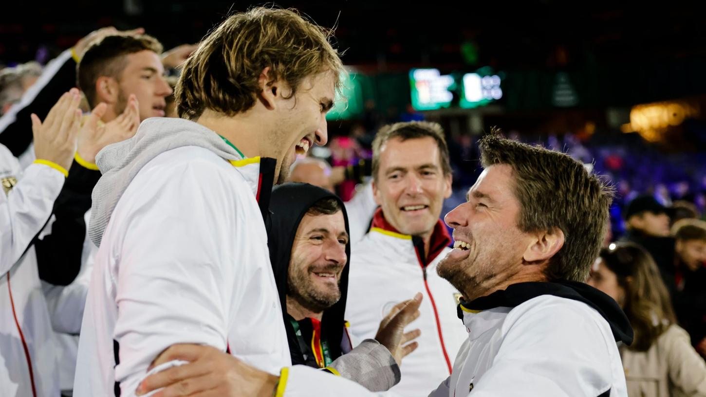 Teamkapitän Michael Kohlmann (r) und Alexander Zverev: Deutschlands Nummer Eins wird dem Team wohl im Finalturnier fehlen. Teamkapitän Michael Kohlmann (r) und Alexander Zverev: Deutschlands Nummer Eins wird dem Team wohl im Finalturnier fehlen.