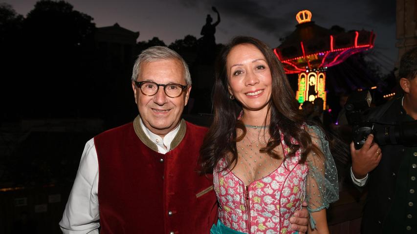 Auch Fernsehmoderator Jan Hofer besuchte das Oktoberfest gemeinsam mit seiner Frau Phong Lan.