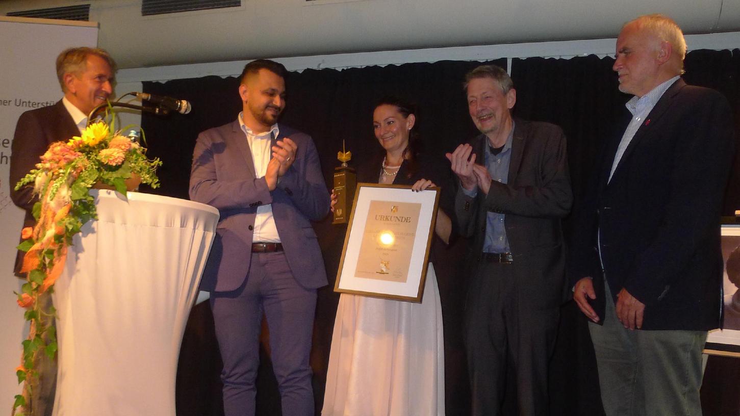 Unser Foto zeigt (von links) den Vertreter der Sparkassenstiftung, Omar Abou Hamda, die Preisträgerin Anja Lehmann, den Laudator Reinhard Knodt und Landrat Herbert Eckstein.
Unser Foto zeigt (von links) den Vertreter der Sparkassenstiftung, Omar Abou Hamda, die Preisträgerin Anja Lehmann, den Laudator Reinhard Knodt und Landrat Herbert Eckstein.
