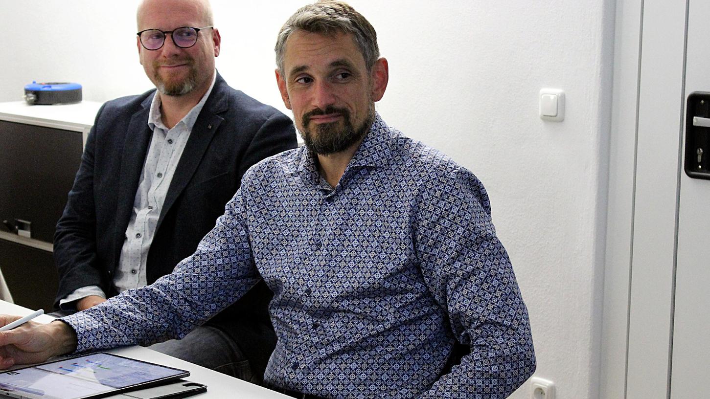 Christian Schmaus (rechts) und Jörg Zenker von einem Ingenieurbüro haben im Stadtrat den Anschluss der beiden Kläranlagen in Hirschlach und Heglau nach Merkendorf vorgestellt.
Christian Schmaus (rechts) und Jörg Zenker von einem Ingenieurbüro haben im Stadtrat den Anschluss der beiden Kläranlagen in Hirschlach und Heglau nach Merkendorf vorgestellt.