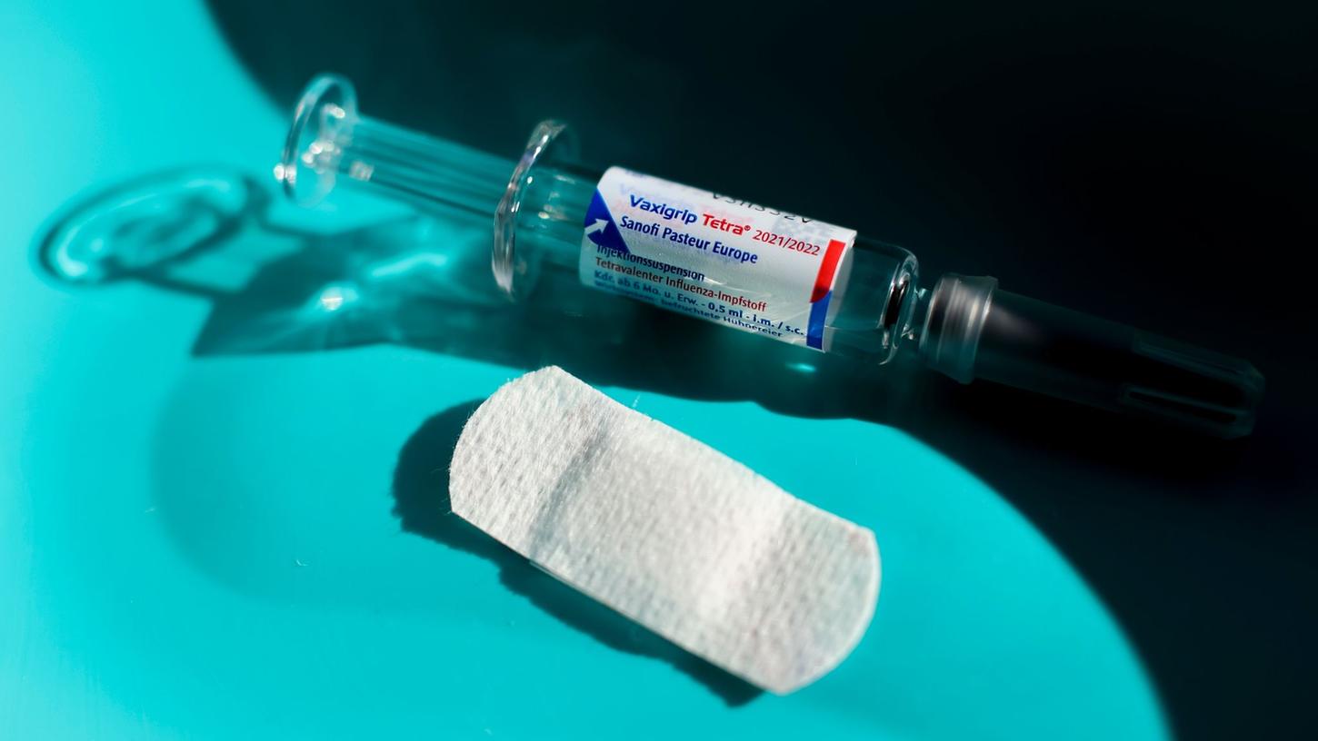 Die Spritze gegen die Grippe wird Schwangeren, Frauen und Männer mit chronischen Erkrankungen, Menschen ab 60 Jahre und medizinischem Personal empfohlen. Die Spritze gegen die Grippe wird Schwangeren, Frauen und Männer mit chronischen Erkrankungen, Menschen ab 60 Jahre und medizinischem Personal empfohlen.