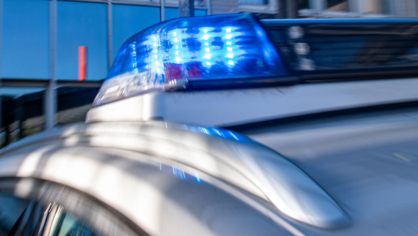 Einen Unbekannten, der ein Auto in Uttenreuth zerkratzt hat, sucht die Erlanger Polizei.