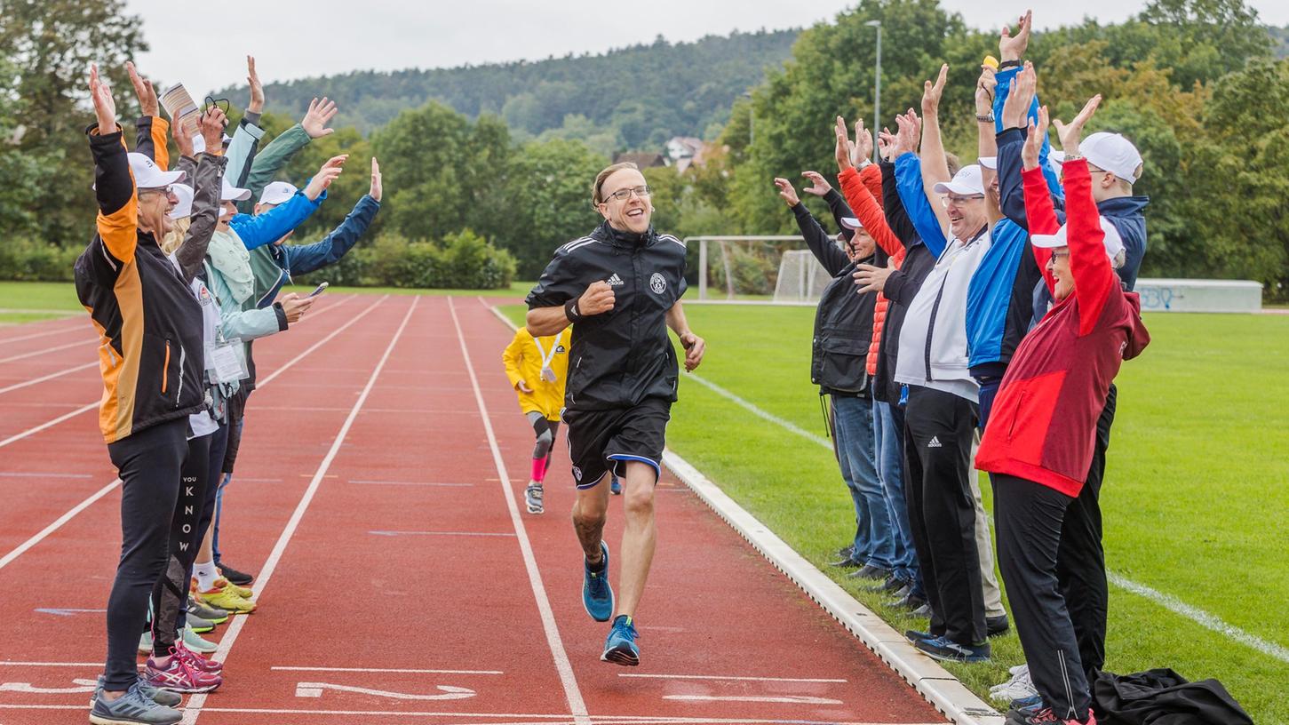 Spalier für Markus Schirmer: Für den anfangs einzigen Teilnehmer machten die Sportabzeichenprüfer aus Gaudi sogar die Welle.
Spalier für Markus Schirmer: Für den anfangs einzigen Teilnehmer machten die Sportabzeichenprüfer aus Gaudi sogar die Welle.