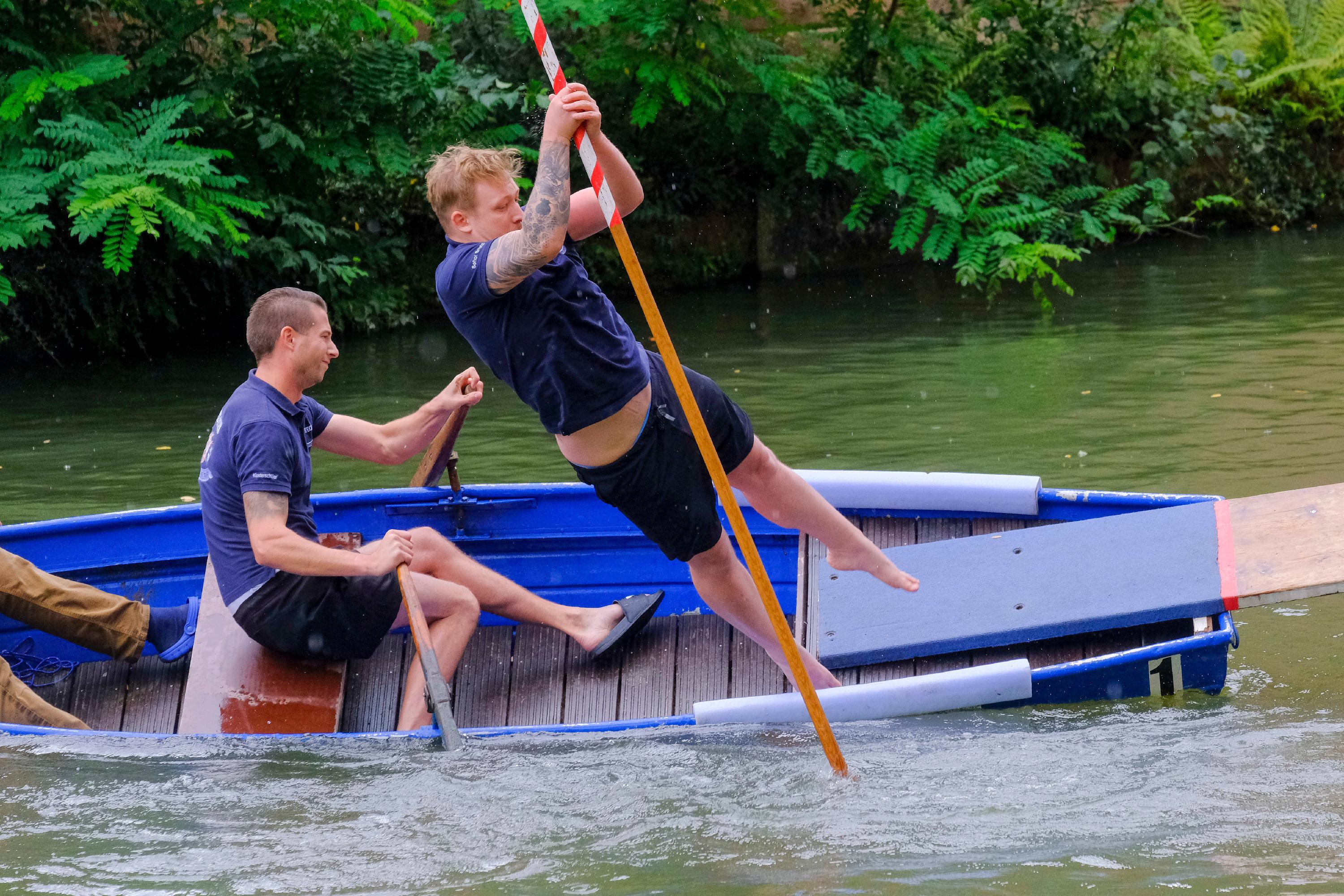 In Schieflage: Der Sturz in die kalte Pegnitz gehört zum Fischerstechen dazu.
