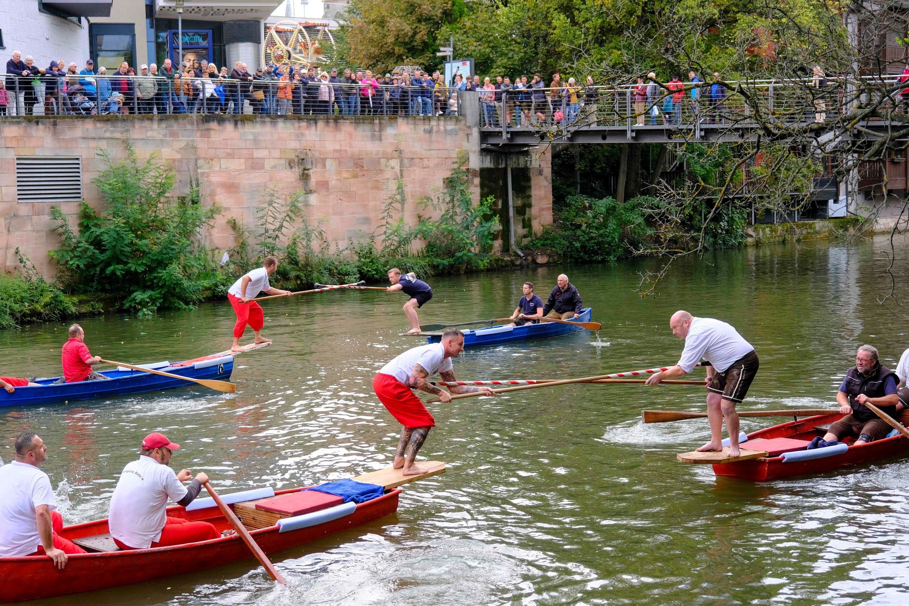 Die Kämpfe funktionieren nach einem K.O.-System: Wer ins Wasser fällt, scheidet aus.