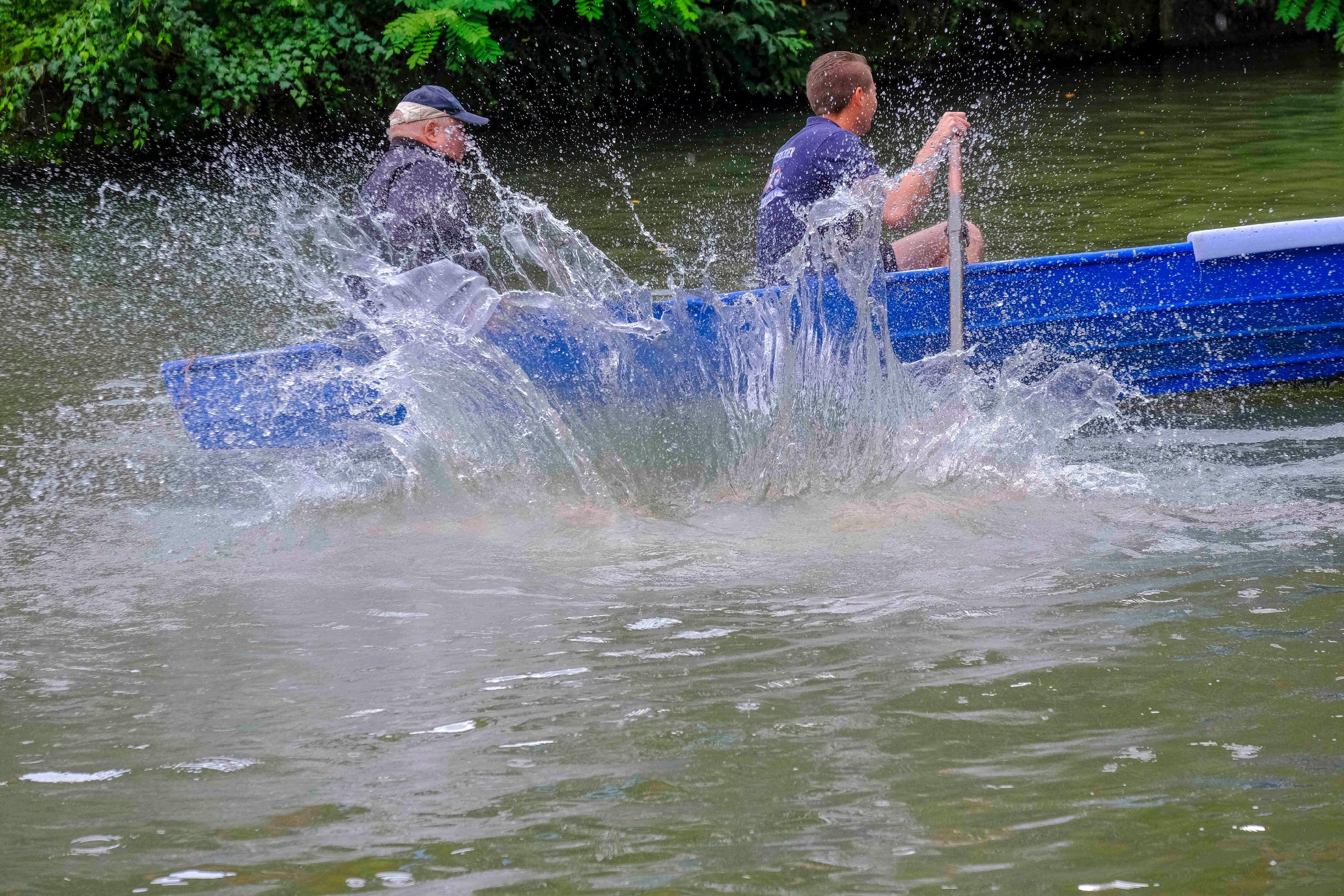 Beim Fischerstechen sind auch die Ruderer gefragt, die das Boot schnell in Sicherheit bringen.