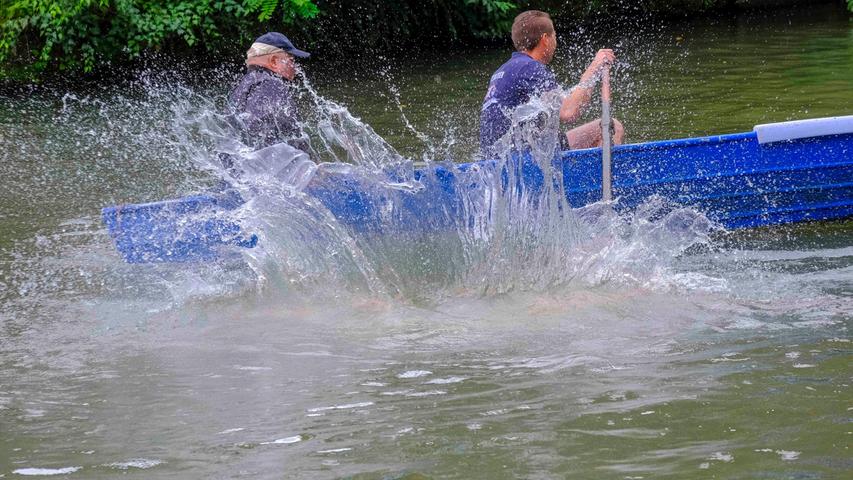 Beim Fischerstechen sind auch die Ruderer gefragt, die das Boot schnell in Sicherheit bringen.