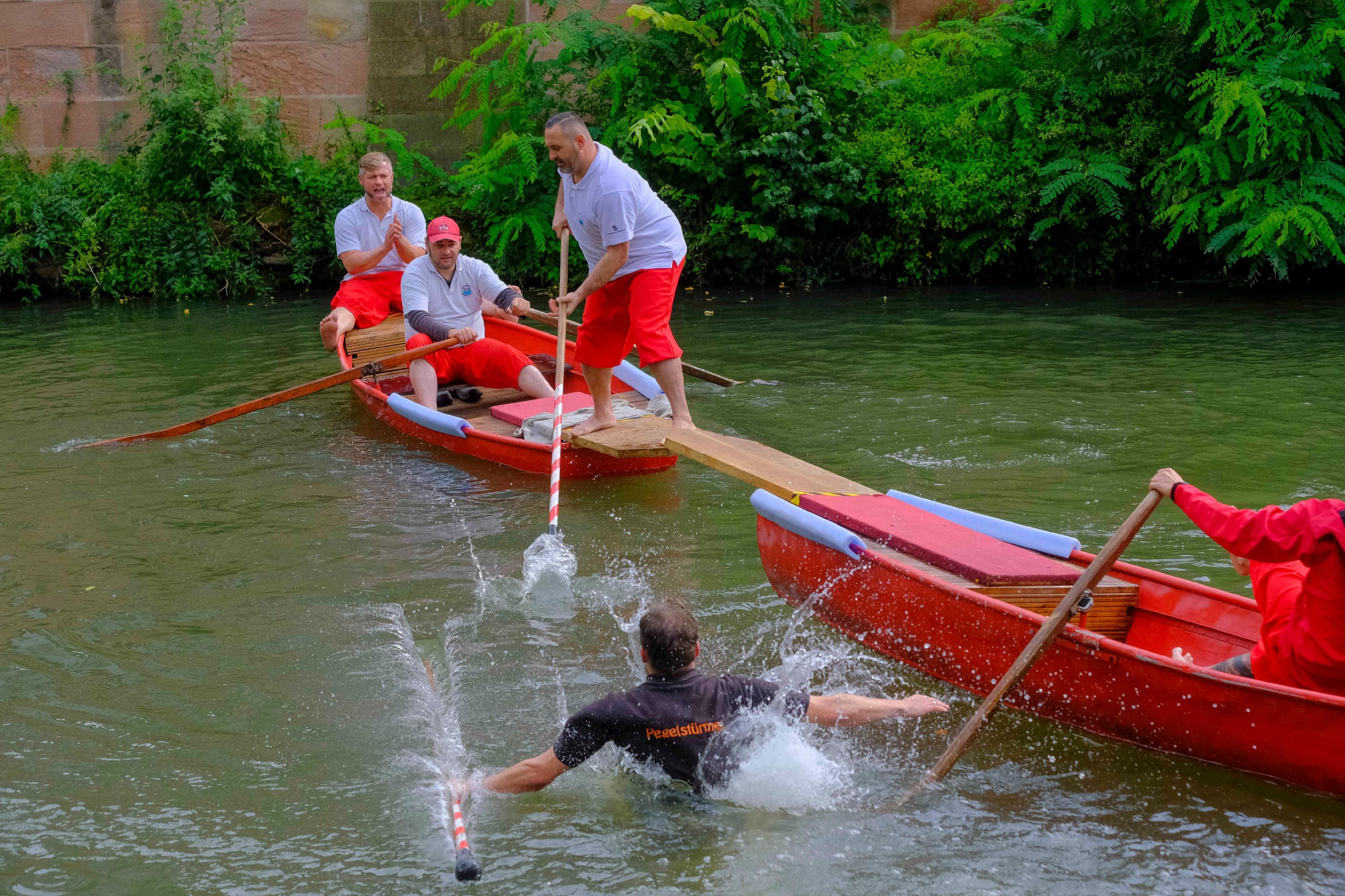 In jedem Boot sitzen drei Leute: Ein Ruderer, ein Stecher und eine Person als Gegengewicht. 