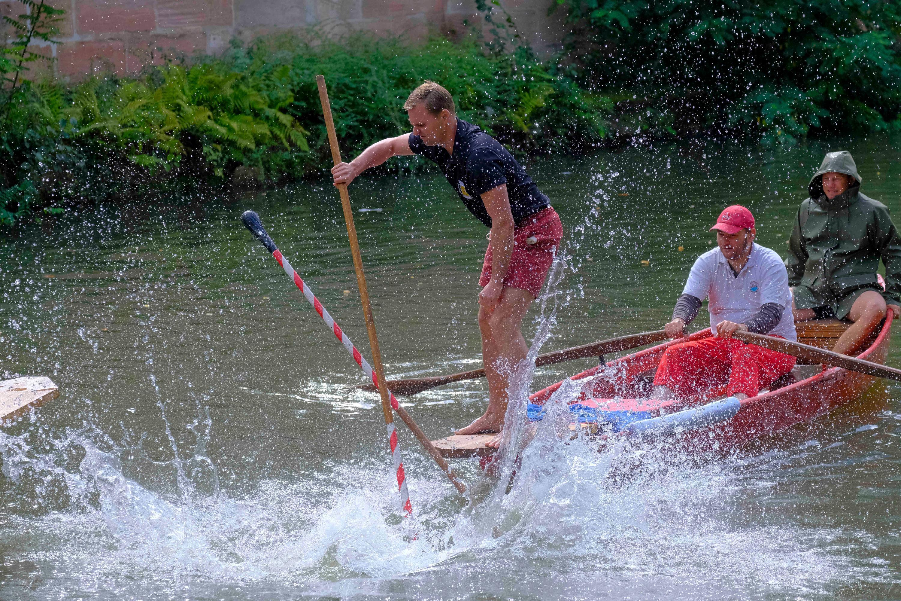 Um Verletzungen zu vermeiden, sind nur Stiche auf den Oberkörper erlaubt.