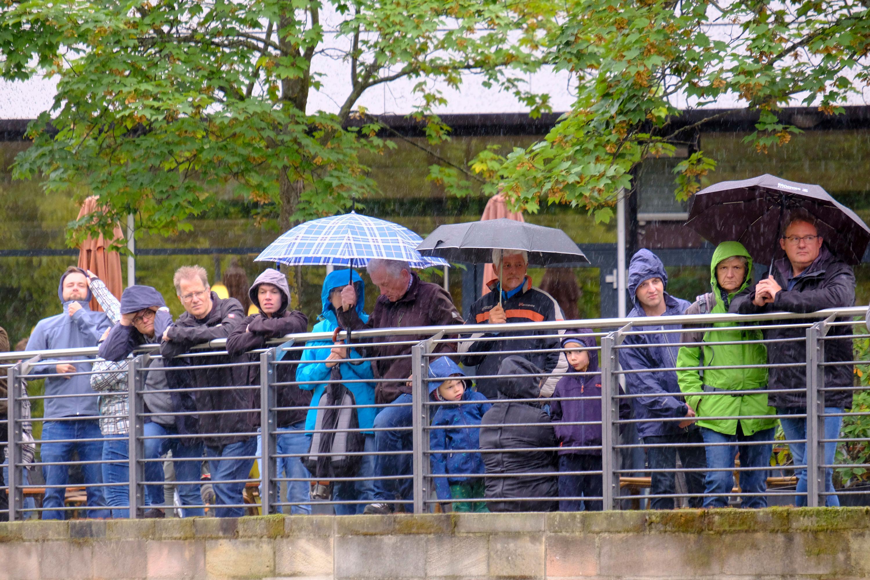 Die Zuschauer trotzten auch dem Regen. Wegen der Niederschläge musste das Fischerstechen sogar vorübergehend unterbrochen werden.